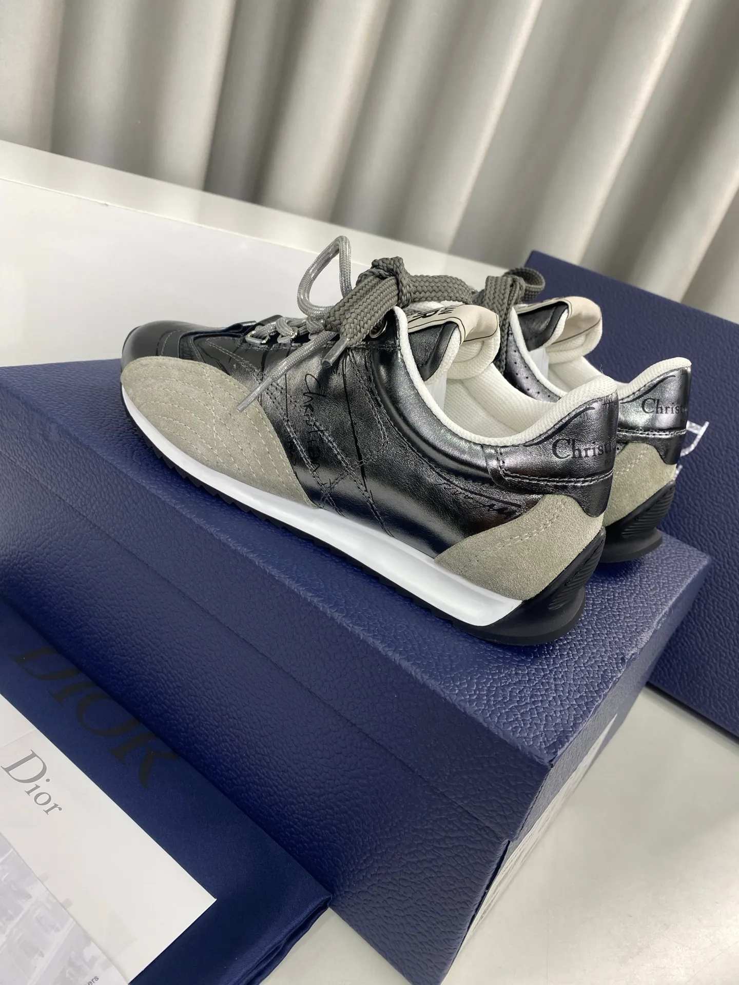 💕💕Factory direct selling price p560💕💕 Men's size +10 Dior Dior D-Sketch series graffiti moral shoes casual sports shoes ☑️ D-Sketch sports shoes made a wonderful appearance at the Dior 2025 spring and summer ready-to-wear series show, highlighting the classic retro aesthetics. Crafted from white nylon and calf leather, it's finished with a printed logo inspired by the shoe's production stages, with beige suede calf leather panels and double laces. A handwritten Christian Dior Paris signature adorns the sides, while a Christian Dior Paris signature panel and plaque adorn the heel and tongue. Paired with two-color thin rubber soles, they are more refined and can add high-end temperament to various casual looks. Exquisite packaging at the delivery counter🛍📦 ▪️Fabric: Original customized cowhide/graffiti ▪️Inner foot pads: Breathable mesh ▪️Sole: Original molded non-slip rubber outsole ▪️Sole thickness: 2CM ▪️Size: 35-45 (45 for women and 45 for men, customization is not returnable)